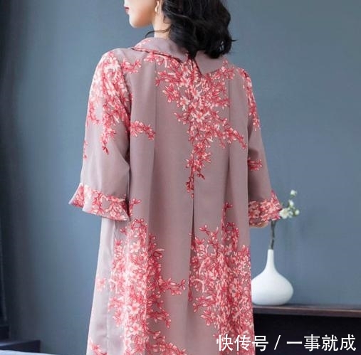 设计@5月刚上市的“威尼斯红薄外套”,火了!推荐34-59岁穿,洋气美嫩