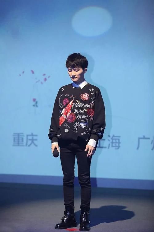 【时髦】个子不到165怎么穿?看看身高161的周深,造型时髦又显高