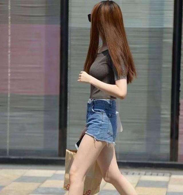  「美女」街拍:小姐姐穿着紧身运动裤，清纯活泼的气息，尽显运动美感