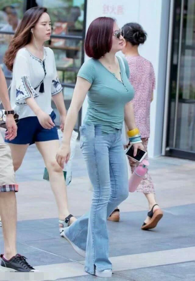 女人想要瘦，别忘了穿牛仔裤，会让你的身形更完美