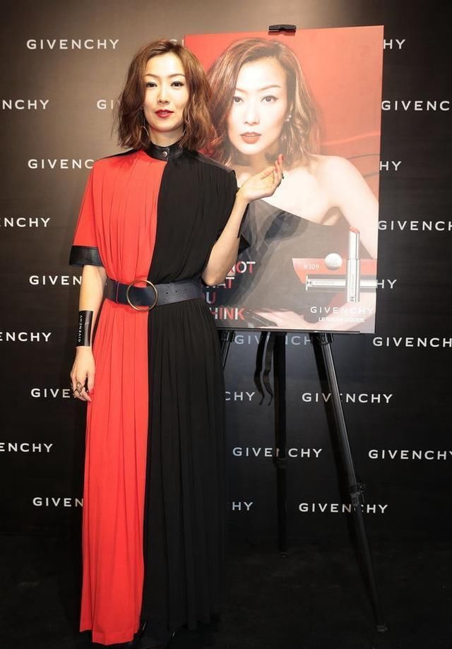 陈数和郑秀文两人仅相差4岁，同穿撞色长裙，网友:差别真大!