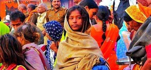 奇葩印度:男女老少在飘满垃圾的恒河里混浴,还用木棍刷牙