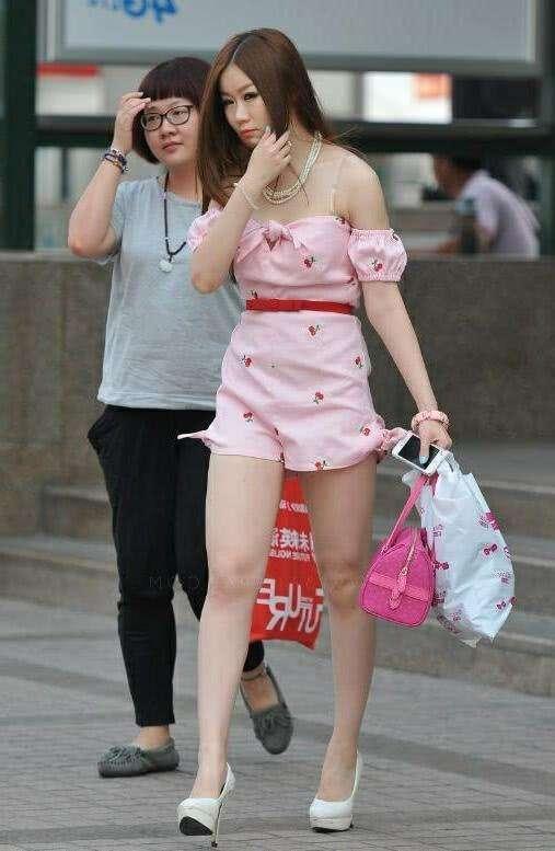 气质小姐姐粉色露肩连体装甜惊喜美范儿, 举手投足都显得很高雅