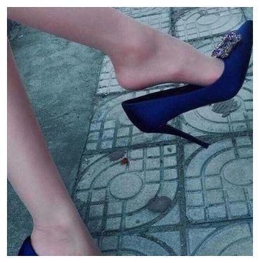 纤细挺拔的尖头细跟，恰似女性的挺拔高挑，衬托女性优雅和时尚
