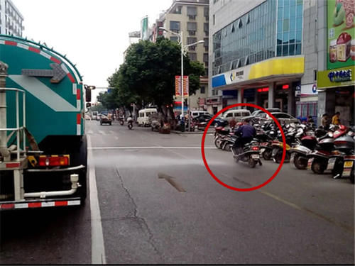  [取消]洒水车成道路“毒瘤”？电动车主：快取消，我不想变成“