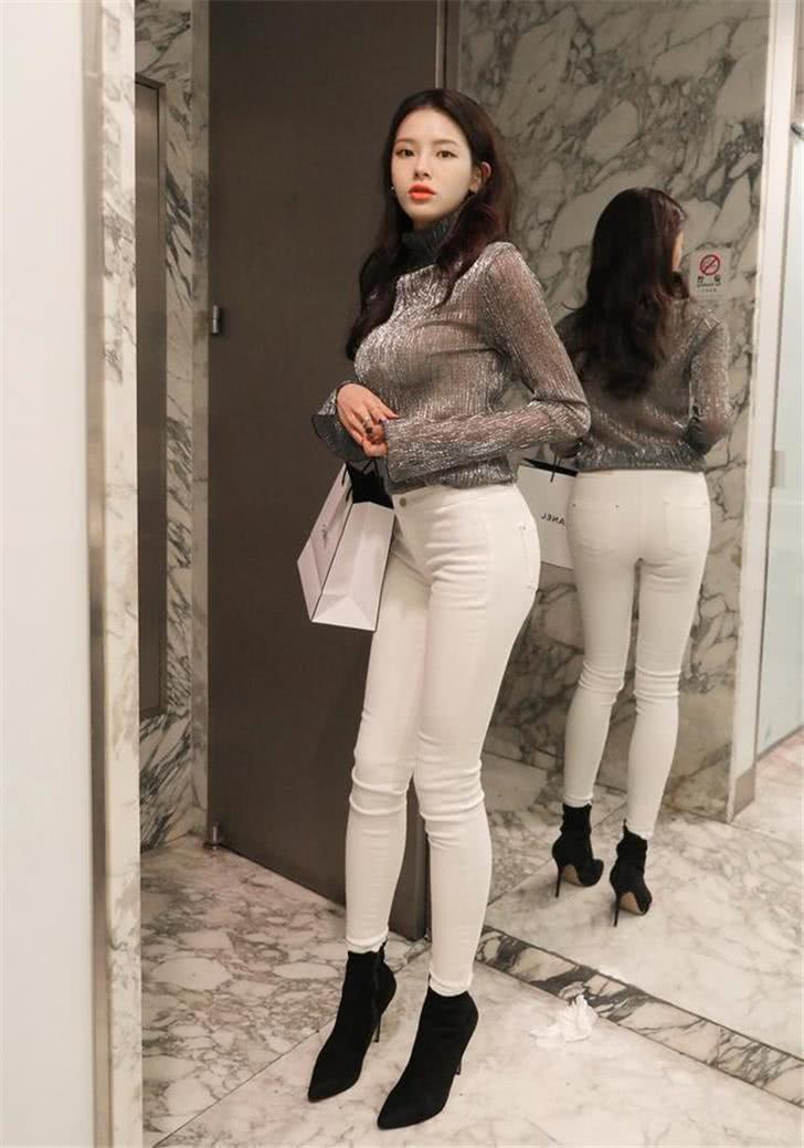 紧身裤穿上是不是特别有魅惑力呢？看上去线条感很强