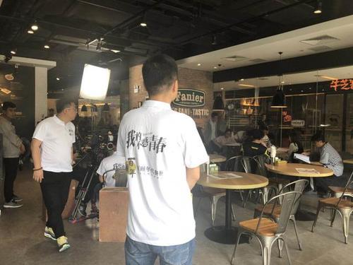 妹子，你还减肥？43岁的梅婷撞衫田海蓉，输了年龄赢了身材