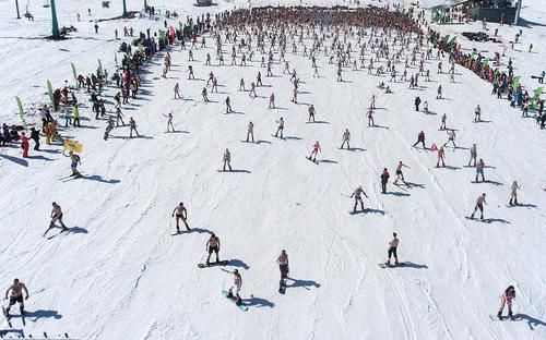 10000人西伯利亚泳装滑雪迎春到，场面壮观风情无限