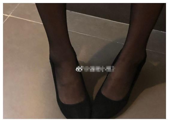 精致有型的尖头细跟,穿出女性小巧迷人的双脚,很有女人味!