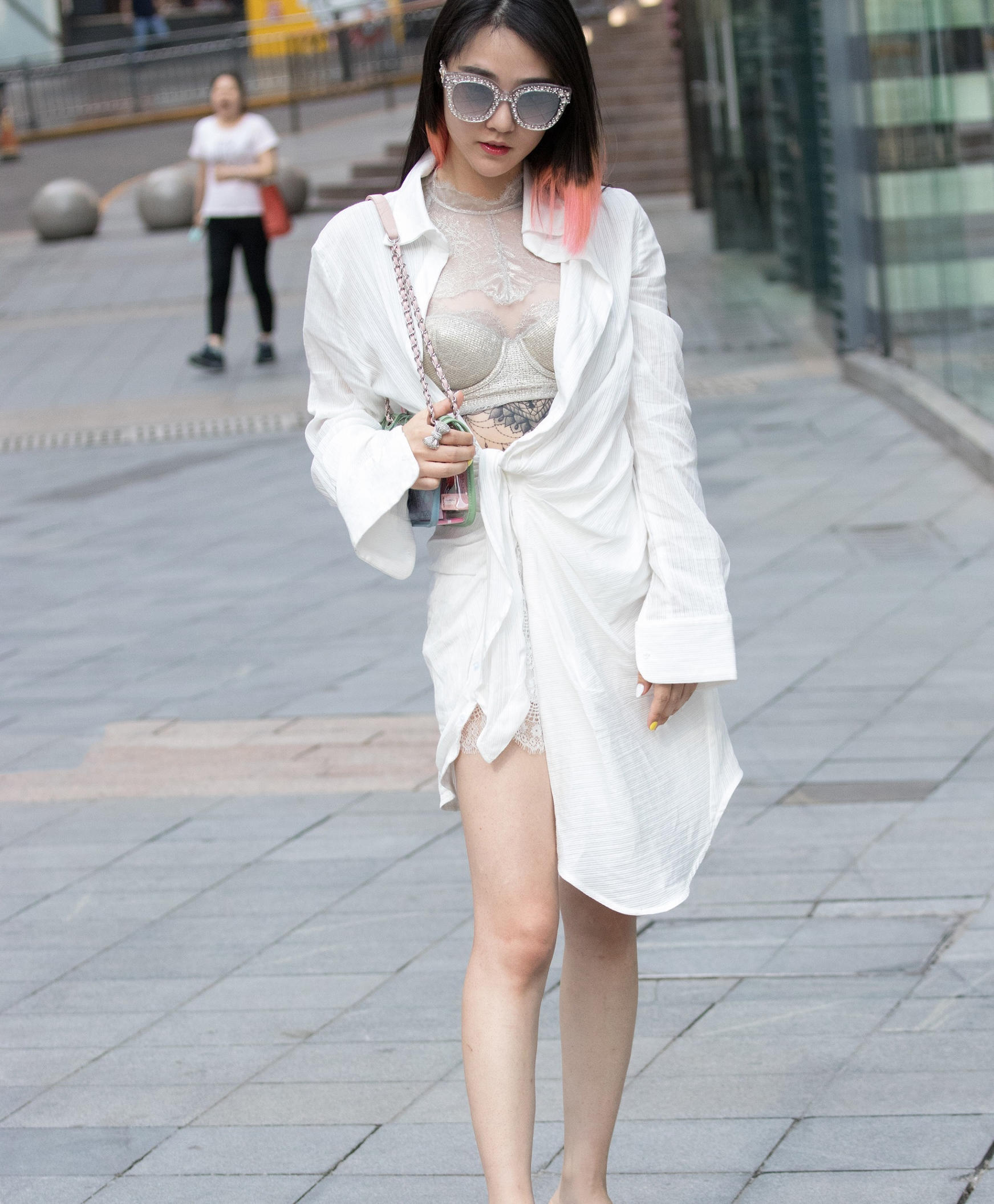 时尚小姐姐内衣外穿上围丰腴，胸前纹身霸气性感，妩媚妖娆的气质