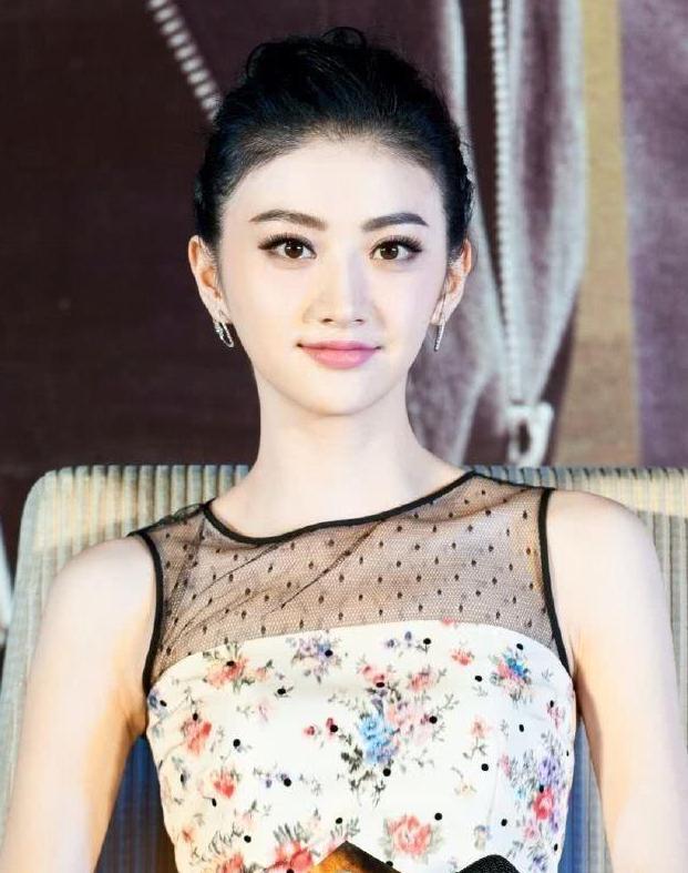 演员景甜：睡衣照！是不是很有真实感？网友：没人敢这样穿！