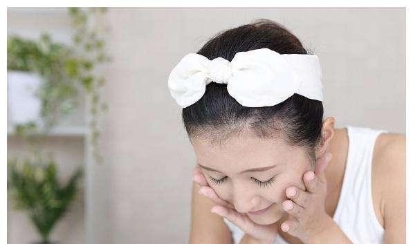 【技巧】你洗脸时还在用手打湿脸直接用洗面奶吗?难怪你的皮肤越来越粗糙
