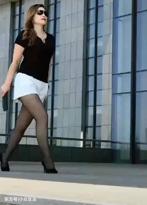 街拍：成熟女人更青睐黑丝袜，走在街上气质超群!