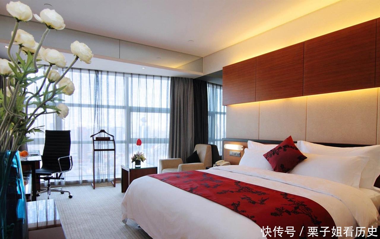 聪明人住酒店都会做两件事，一是进房先不开灯，二是拔电视机插头