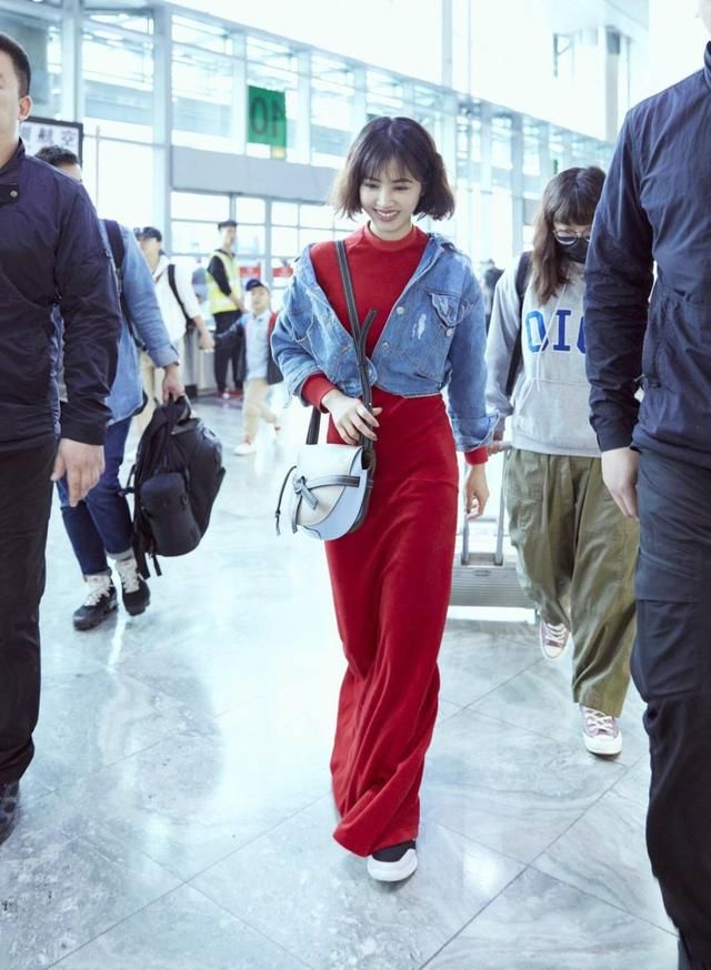 蔡依林真大胆!衣服不好好穿裤子被勒得皱巴巴的 网友:疼吗?