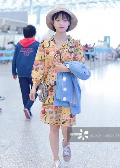 沈月机场终于穿高跟鞋，又瘦又美，总算相信她身高160cm体重90斤