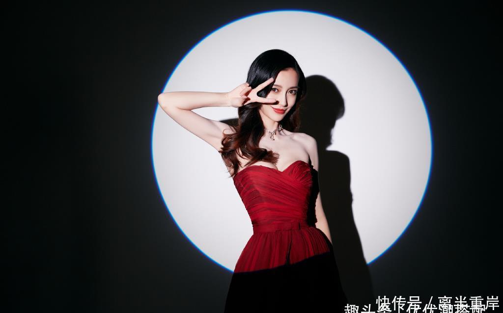  红色■Angelababy穿红色礼服裙，腰围褶皱好紧绷，衬出“奶白”水嫩肌肤