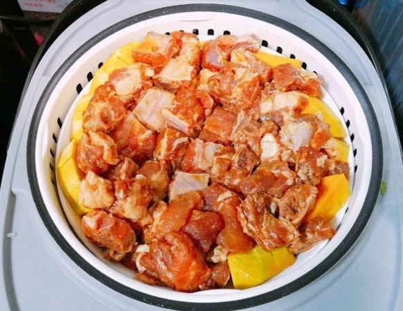  [香肉]1块南瓜2根排骨，不用炸不用炒，放在锅里蒸一蒸，骨香肉嫩味香浓