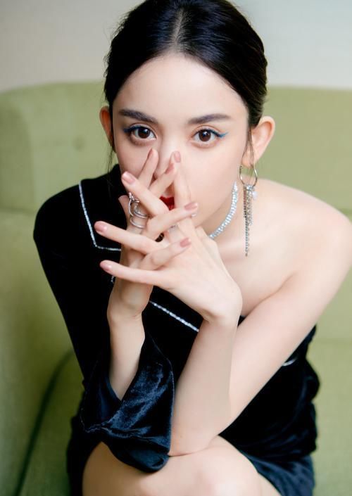  斜肩■娜扎这样的人间绝色太难得，穿斜肩丝绒礼服，美得让人挪不开眼
