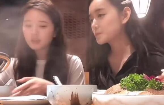 【漂亮】赵露思和蒋依依吃麻辣烫，两个人全是纯裸妆出境，果真漂亮美女只跟漂亮美女玩