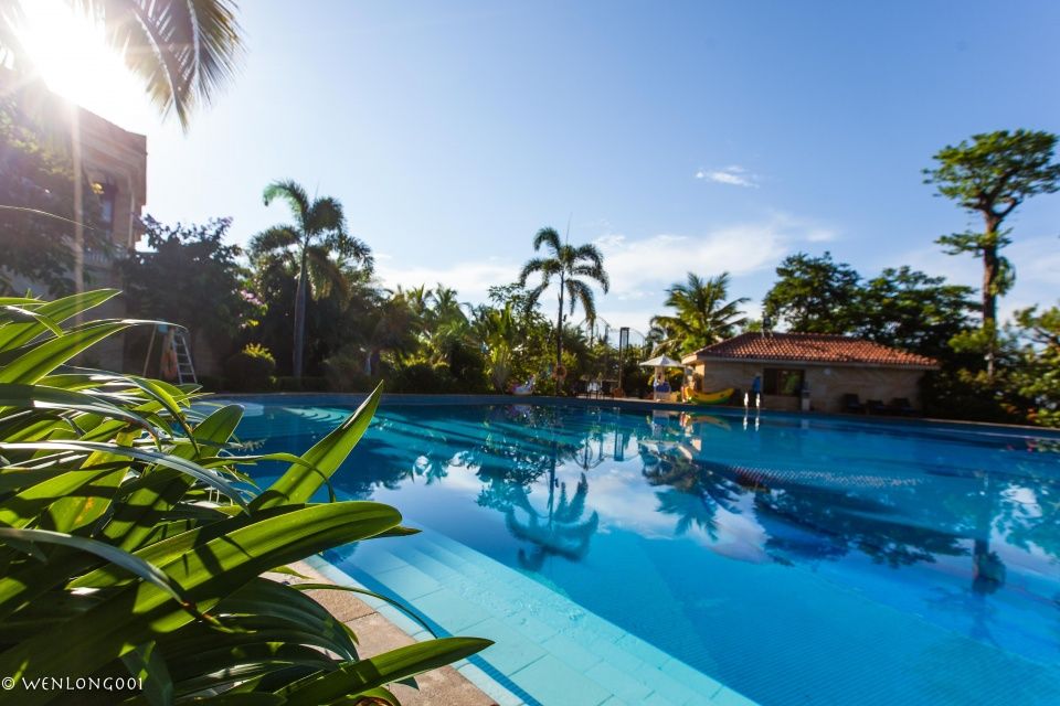 这可能是离三亚机场最近的酒店了，泳池连着大海