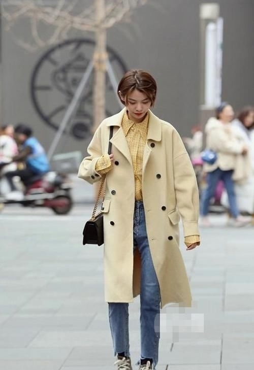  #裸色#路人街拍，小姐姐穿了一双裸色的浅口高跟鞋，看着美感十足