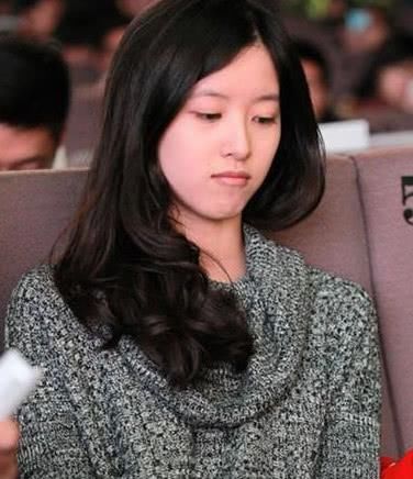 章泽天近照曝光:素颜皮肤暗沉无光,但肤质细腻五官精致