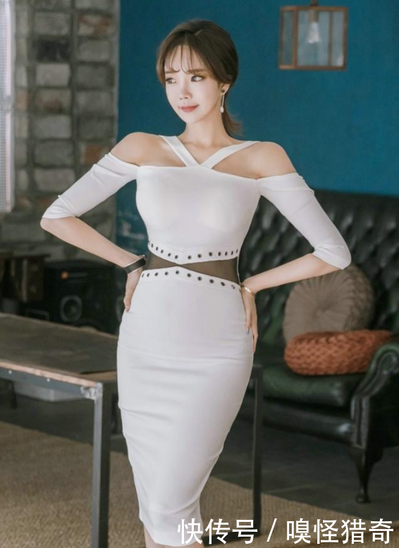 清新特别的紧身裙美女，无论走到哪都是焦点