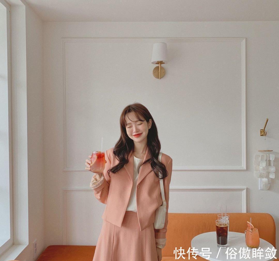  #出门#短西装外套+裙子搭配，出门踏青这样穿，美得路人都侧目