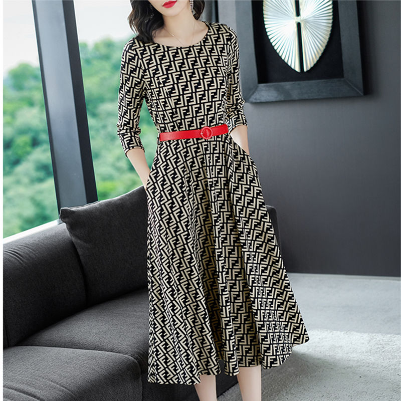 女人若到了中年,建议秋天买件这种高级秋裙,虽贵~但美得不得了