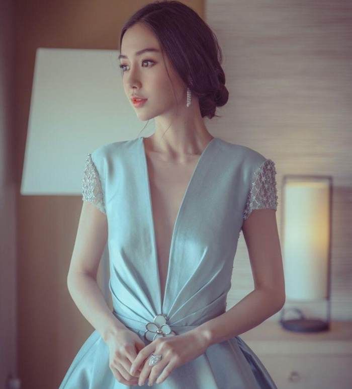 杨颖豁出去了!礼服开叉到肚脐，网友:那条缝一般人撑不起来!