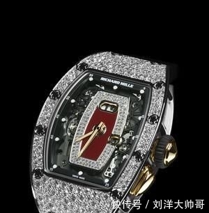 『口红』小丑女搽口红秀名表 搭黑西装又帅又美