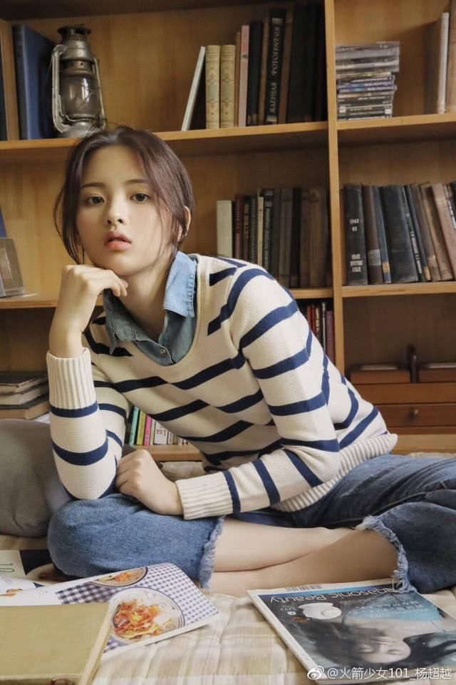 杨超越晒美照：穿校服清纯无敌 双丸子头俏皮可爱