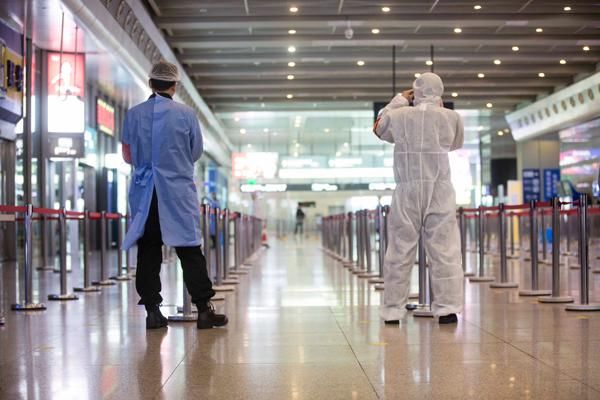  全民■全民战疫｜坐火车来上海，旅客自制防护服抵挡新冠肺炎病