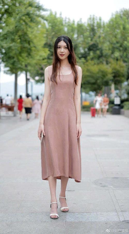 街拍：微胖身材的小姐姐，清凉搭配秀出的身材，别有一番风情！