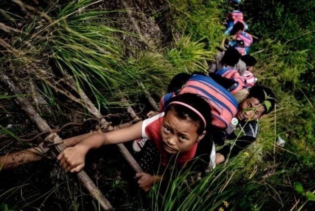 四川凉山被资助6个亿的悬崖村，就修了一条铁梯路?