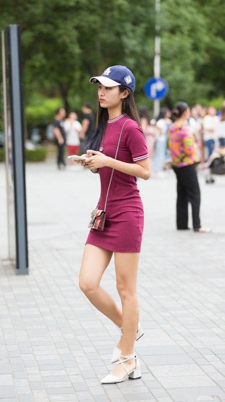 路人街拍：吊带装是今年夏天小姐姐不愿舍弃的搭配，只要皮肤够白