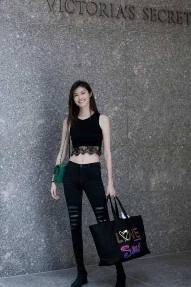 街拍：小姐姐一件黑色的小背心，不输模特的好身材，笑起来真甜