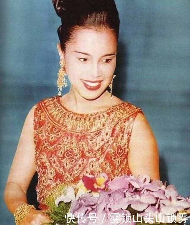 『赫本』诗丽吉撑“小洋伞”漫步,风情卓越比肩赫本,宛如油画美人在世!