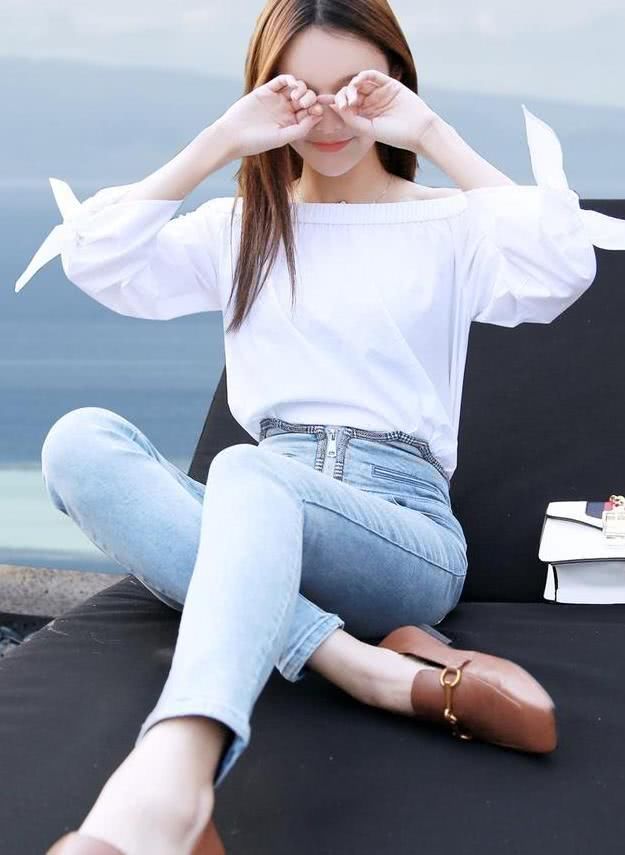 牛仔裤非常显高显瘦，非常凸显女性优美的腿部线条