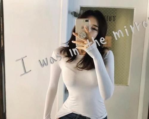  『美女』时尚养眼的牛仔裤美女，穿衣搭配很时髦，秀出魅力小蛮腰！