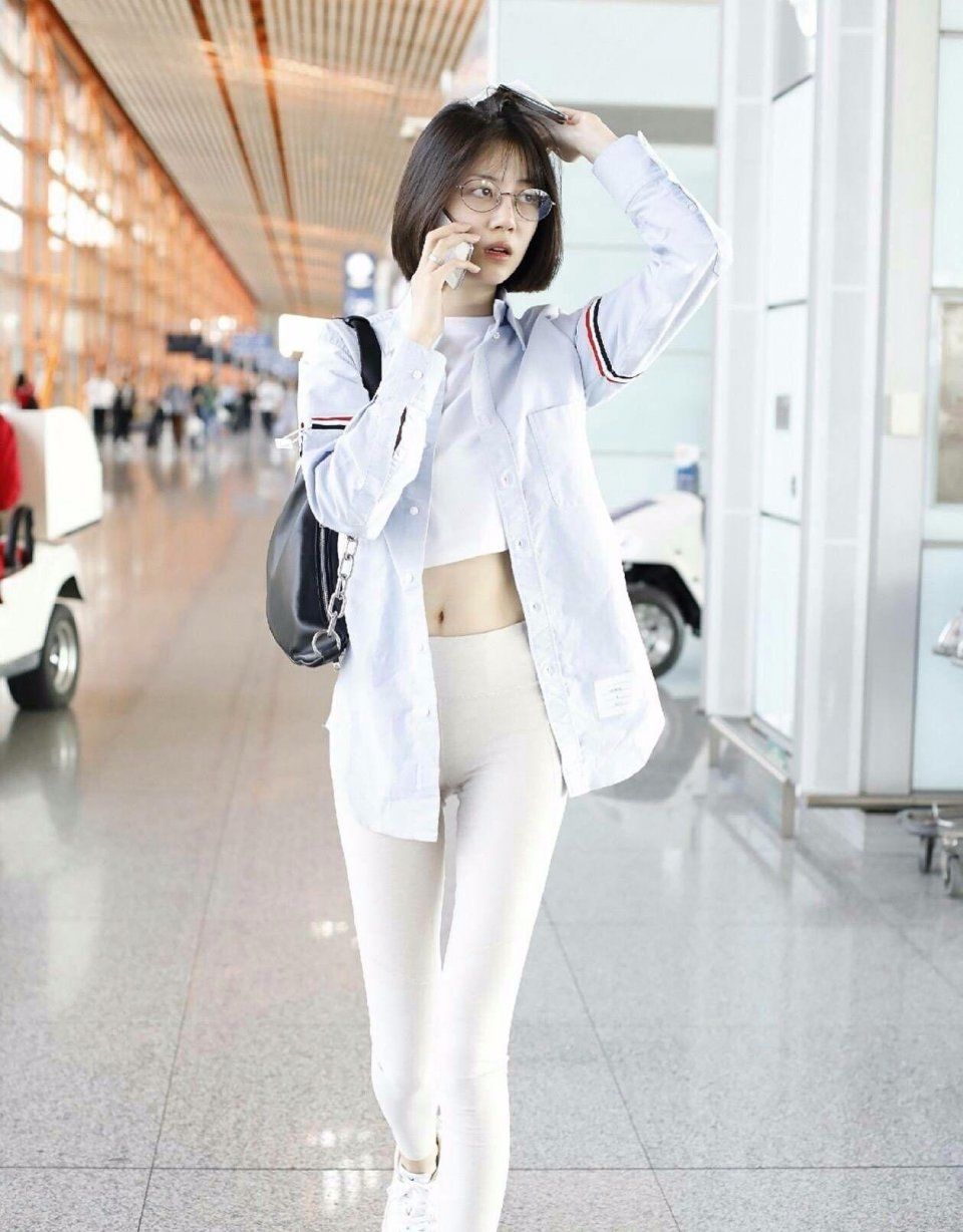 李溪芮是有多自信?穿着白色紧身裤就出门，这个腿看着真是尴尬!