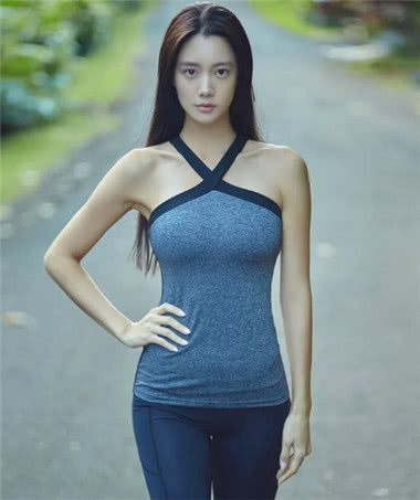 运动女孩身穿运动紧身裤显出丰腴身材，俏丽的背影终生难忘