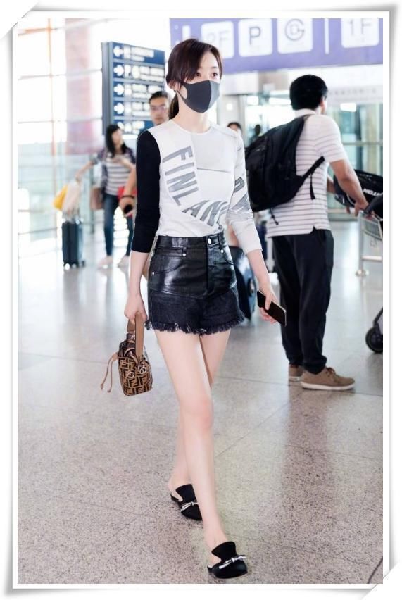 袁姗姗这是啥操作?穿短裤还套个超短皮裙，网友:不捂得慌吗?