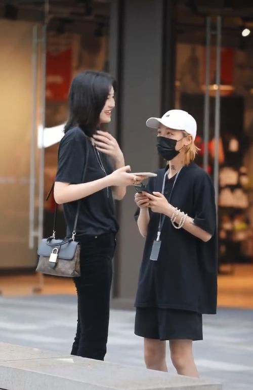 「坐下」有一种人穿闺蜜装,坐下来都一样,一站起来,闺蜜瞬间变小朋友!