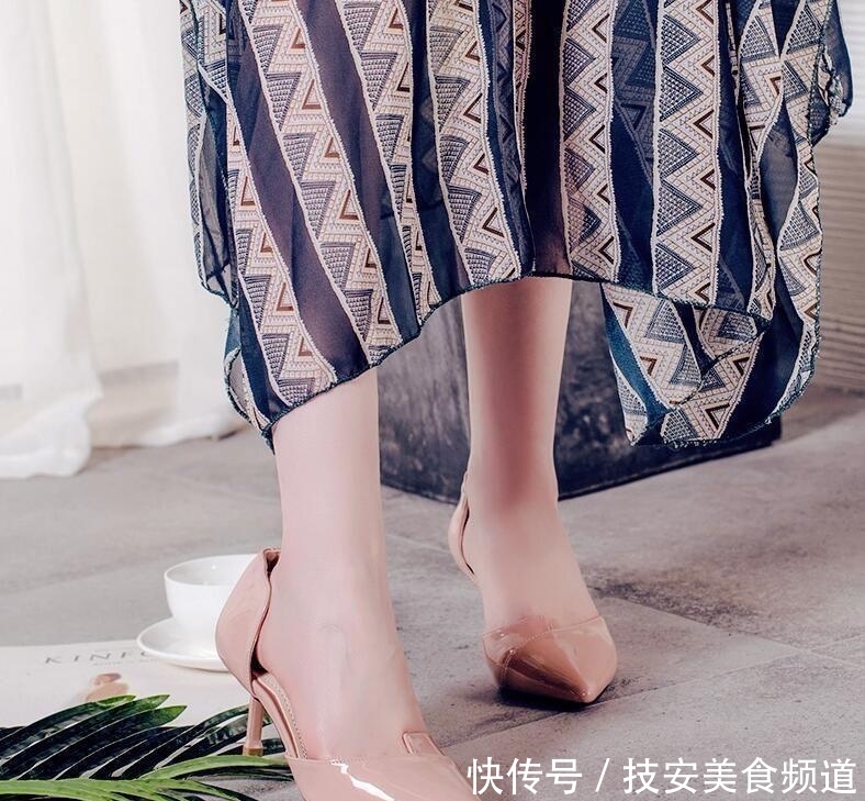  #女人#高跟鞋会让女人魅力提升，酒杯跟的设计，满满的优雅气质