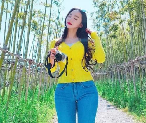 紧身牛仔裤小姐姐简约又不失甜美，随意搭配就很洋气！