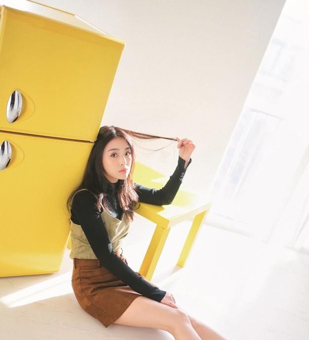 29岁张含韵太潮了！长裤外面还套半身裙，网友：时尚圈的人太难懂