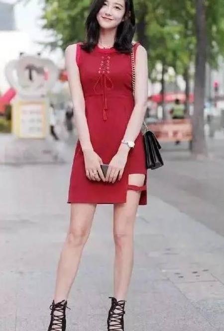 广州街拍高挑美女，超短裙尽显纤细大长腿