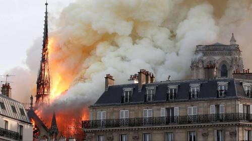 有着800多年的巴黎圣母院遭遇严重火灾，让我们从这些图片里回顾